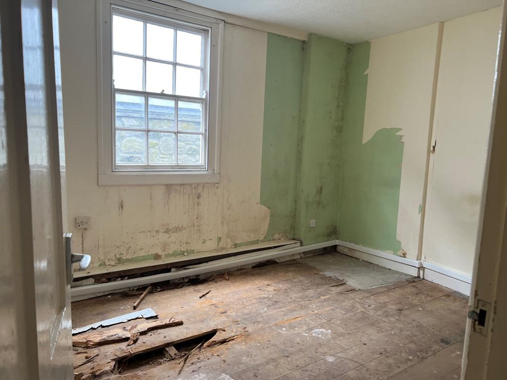 Lot: 82 - LARGE PERIOD HOUSE COMPRISING FIVE SELF-CONTAINED FLATS FOR UPDATING - Living room in flat two located to the rear on the ground floor